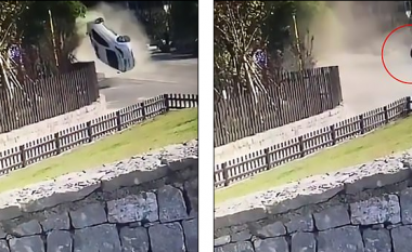 Edhe pse përplasen në trotuar dhe rrokullisen me veturë, gruaja që fluturon nga dritarja shpëton pa lëndime serioze (Video, +18)
