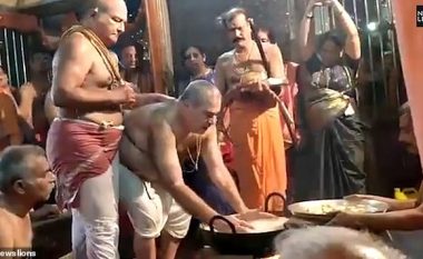 Besimtarët e devotshëm hindusë filmohen duke i futur duart në vajin e nxehtë (Video)
