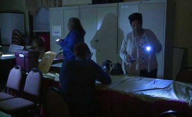 Erërat e forta lënë 30 mijë banorë të Ohios pa energji elektrike, detyrohen të përdorin bateri ndriçimi për të votuar