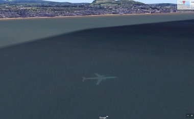Po hulumtonte imazhet satelitore të Google Earth, kur zbuloi aeroplanin e rrëzuar në det (Video)