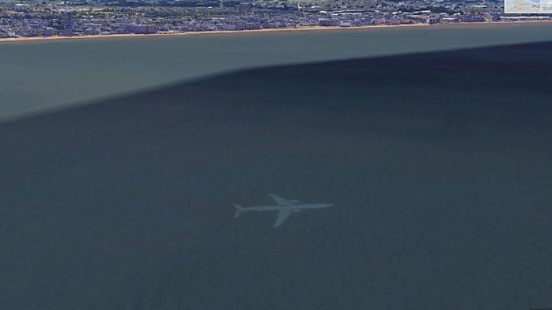 Po hulumtonte imazhet satelitore të Google Earth, kur zbuloi aeroplanin e rrëzuar në det (Video)