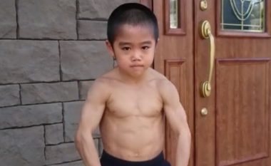 Japonezi 8-vjeç imiton adhuruesin e tij të flaktë Bruce Lee, çdo lëvizje e ushtron çdo ditë me qokla (Foto/Video)