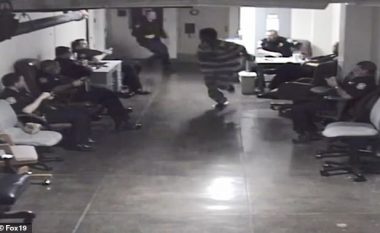 I burgosuri tentoi të arratiset nga ndërtesa e gjykatës, u pendua keq kur filloi të vrapojë në korridorin e mbushur me policë e gardianë (Video)