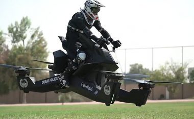 Policia e Dubait trajnohen për pilotimin e motoçikletave fluturuese që kushtojnë 150 mijë dollarë (Video)