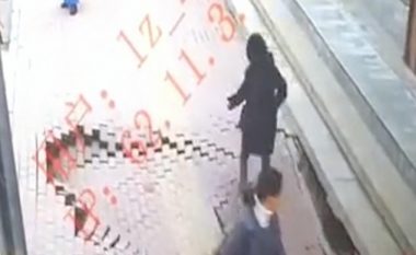 Kalimtaren e rastit e “gëlltit” gropa që hapet në trotuar (Video, +16)