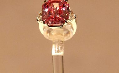 Diamanti ngjyrë rozë pritet të shitet për 50 milionë dollarë (Foto/Video)