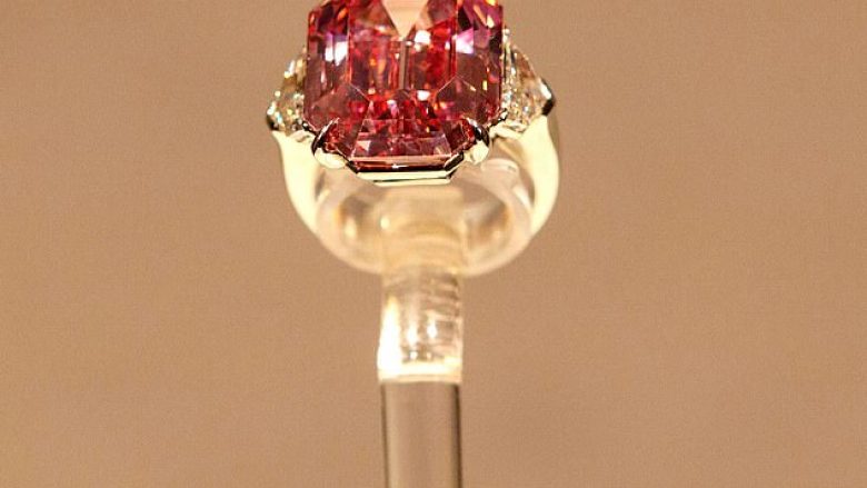 Diamanti ngjyrë rozë pritet të shitet për 50 milionë dollarë (Foto/Video)