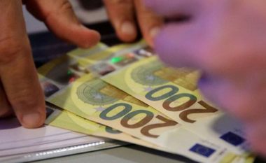 Menaxhmenti i fabrikës në Belgjikë gabon me bonuset e punonjësve, në vend të 100 eurove u transferon nëpër llogari nga 30 mijë