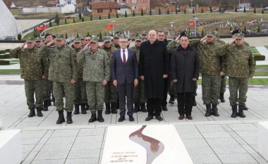 FSK bënë homazhe te varri i komandantit legjendar Adem Jashari