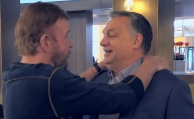 Kryeministri hungarez përfundon si shofer i Chuck Norrisit (Video)