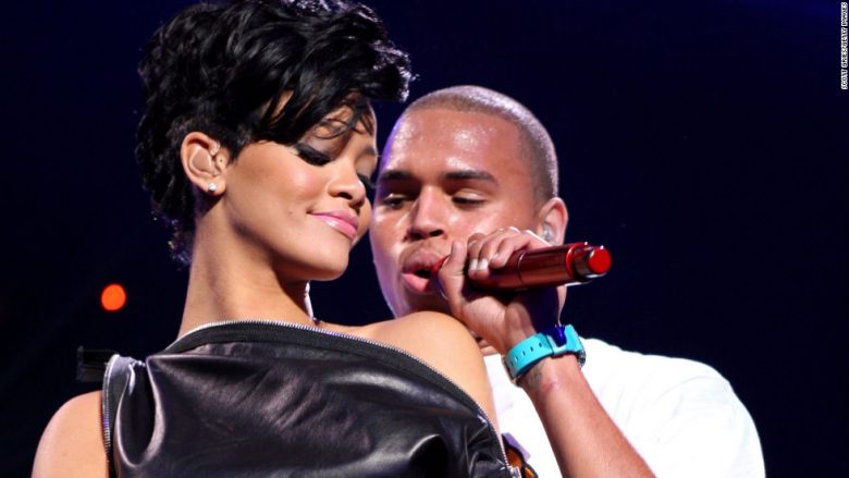 Chris Brown komenton imazhet provokuese të Rihannës, irritohen fansat e këngëtares