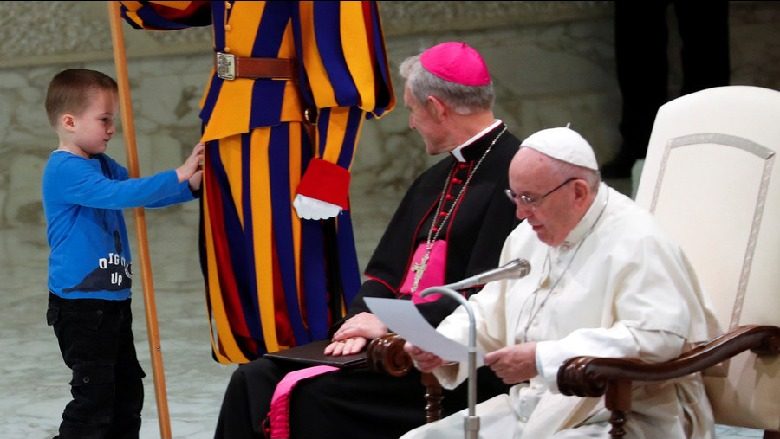 “Nuk flet por është kaq i lirë,…”: Videoja e djalit që luan pranë Papa Franceskut bëhet virale në rrjet (Video)