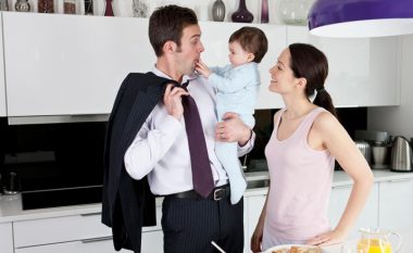 Bebet më shumë fjalë mësojnë nga baballarët?