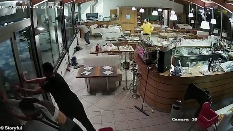 ​Stuhia në Itali, vala masive shkatërron dritaret e restorantit (Video)