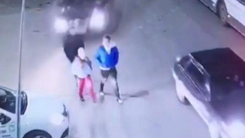 E ngatërron pedalin e frenit me të gazit, rusja shtyp me veturë tre nxënës – shpëtojnë mrekullisht (Video, +18)