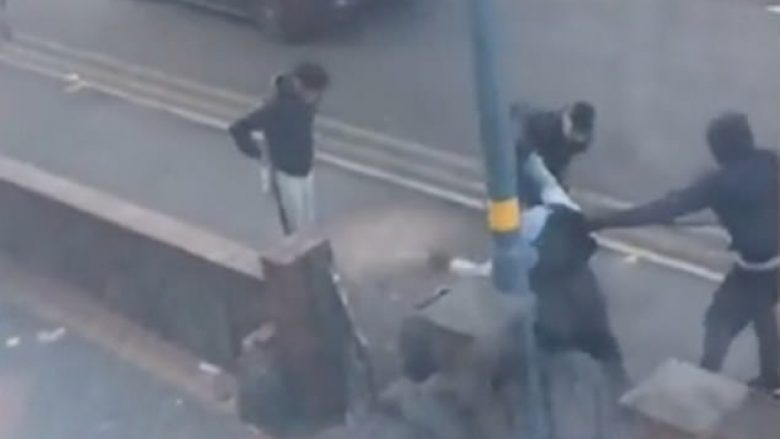 Banda sulmon burrin në rrugët e Birmingham-it, e godasin me shufra hekuri, çekan e hanxhar (Video, +18)