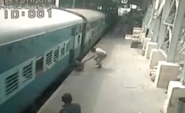 Treni e tërheq zvarrë, shpëtohet për fije peri (Video)