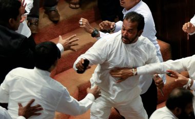 Rrahje masive mes deputetëve të Parlamentit të Shri Lankës (Video, +18)
