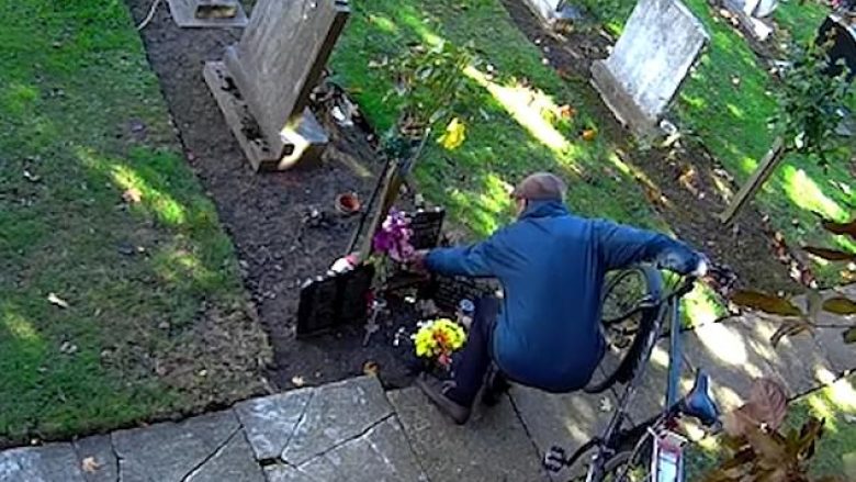 Habiteshin se si lulet që i dërgonin në varret e më të dashurve po zhdukeshin, vendosin kamera të fshehta për ta zbuluar të vërtetën- kapin një burrë (Video)