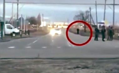 Kamikazja injoron të shtënat paralajmëruese të policisë në postbllok, hedh veten në erë në Grozny (Video, +18)