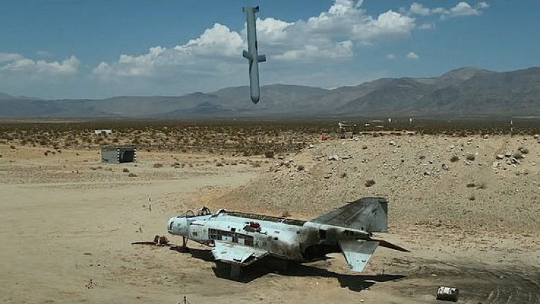 Marina amerikane teston dronët, raketat e bombat në shkretëtirën e Kalifornisë – tregon se sa precize ajo ato (Video)