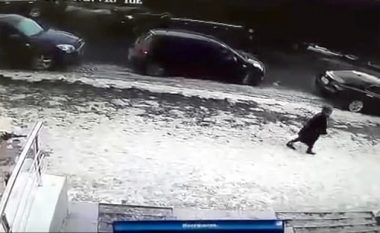 Copa gjigante e akullit këputet nga kulmi i ndërtesës së lartë në Kazakistan, godet për vdekje në kokë një pensioniste (Video, +18)