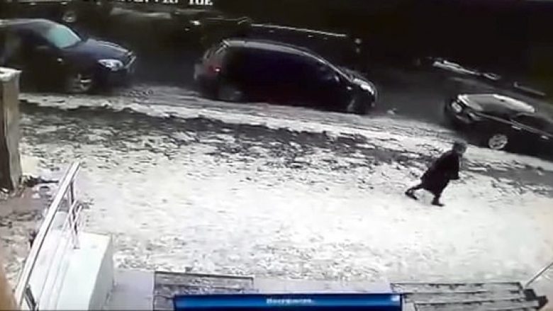 Copa gjigante e akullit këputet nga kulmi i ndërtesës së lartë në Kazakistan, godet për vdekje në kokë një pensioniste (Video, +18)
