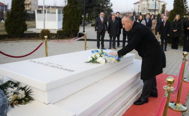 Haradinaj bëri homazhe te varri i ish-presidentit Ibrahim Rugova