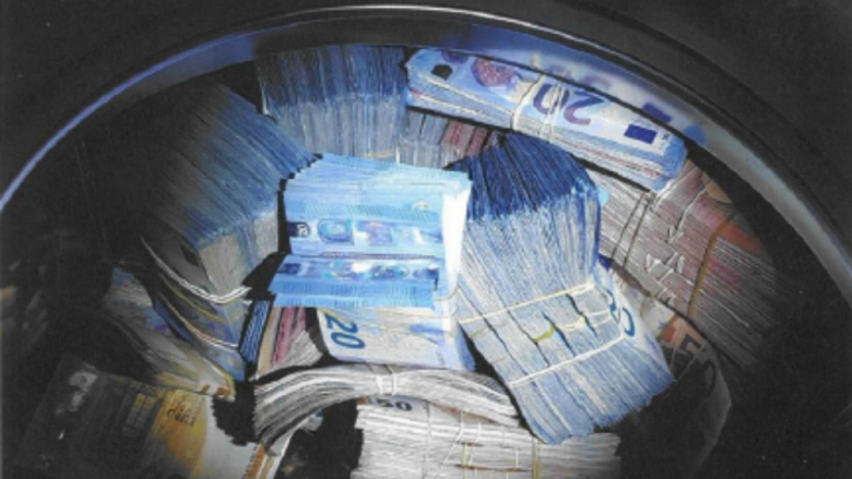 Pastrim parash: Policia holandeze gjen 350 mijë euro në një lavatriçe