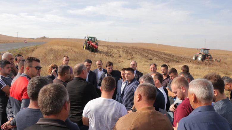 Në Maqedoni nënshkruhet marrëveshje për tokat bujqësore të kombinatit “Xhumalia” (Video)