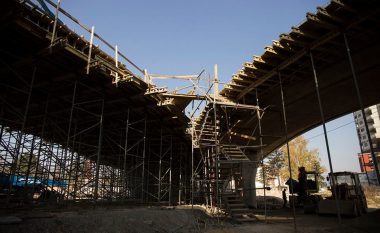 Fillon betonimi i urës së dytë tek rrethrrotullimi në hyrje të Prishtinës (Foto)