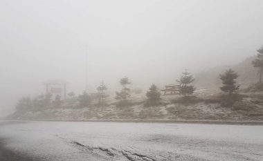 Sharri mbulohet nga bora e parë (Foto)
