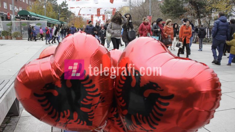 106 vjet pavarësi, Prishtina po frymon kuq e zi (Foto)