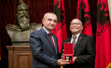 Meta nderon me medalje ish-ambasadorin Arvizu
