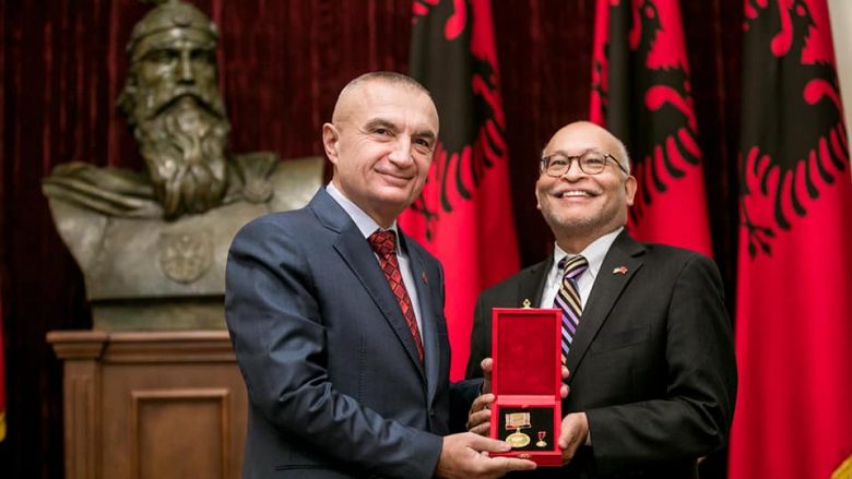 Meta nderon me medalje ish-ambasadorin Arvizu