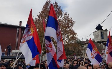 Serbët sërish protestojnë në Mitrovicë kundër taksës dhe arrestimeve