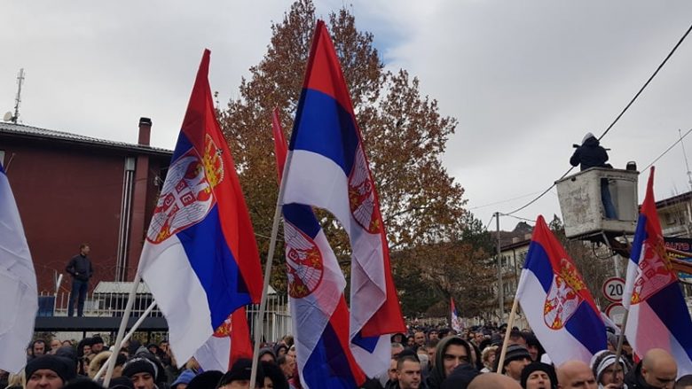 Serbët sërish protestojnë në Mitrovicë kundër taksës dhe arrestimeve
