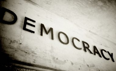 Pse po lëkundet demokracia?