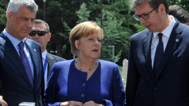Mediat serbe: Merkel kërkon një zgjidhje për Kosovën, para se “të shkojë në pension politik”