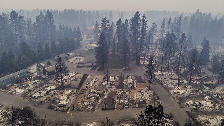 Mbi 48 të vdekur e 6,500 shtëpi të shkatërruara – pamje të filmuara me dron që tregojnë pasojat e zjarrit në Kaliforni (Foto/Video)