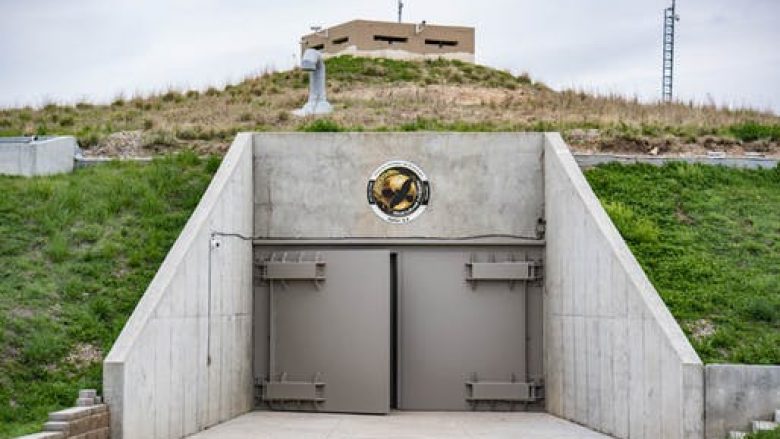Brenda bunkerit bërthamor të ndërtuar gjatë viteve të 60-ta nga SHBA-të, atë e kishte vizituar presidenti Kennedy (Foto/Video)