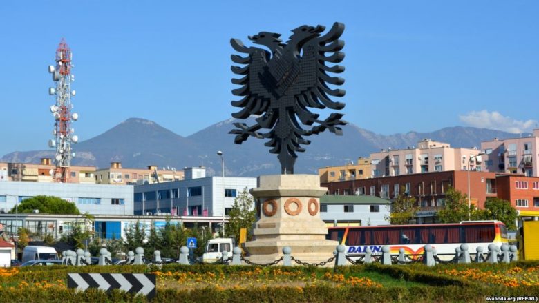Hiqet shqiponja në hyrje të Tiranës, që simbolizonte 100-vjetorin e Pavarësisë