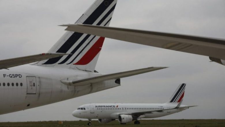 Njëri me krah, tjetri me bisht – dy aeroplanë pasagjerësh përplasen në pistë, në Paris (Video)