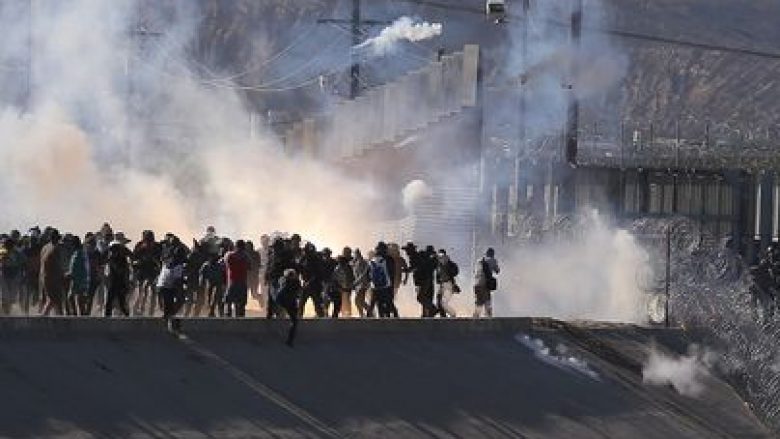 SHBA mbyll kufirin dhe hedh gaz lotsjellës ndaj emigrantëve