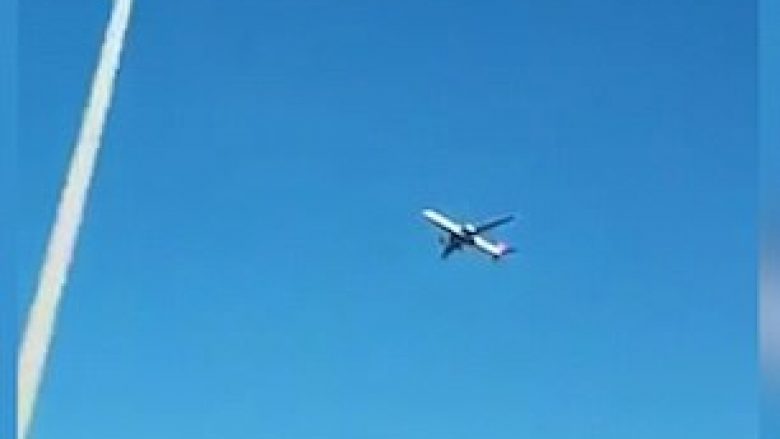 Aeroplani duket se qëndroi për një kohë në ajër (Video)