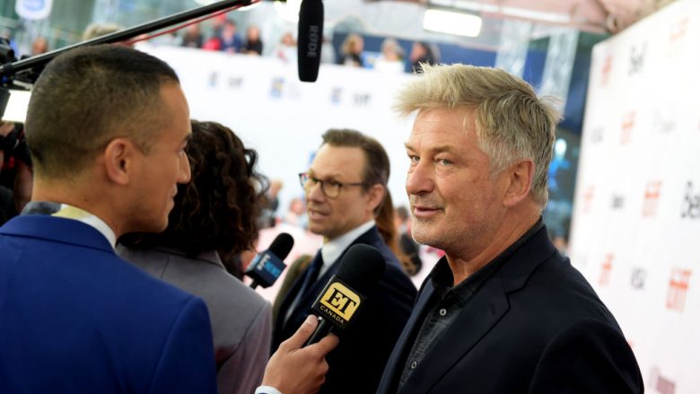 Alec Baldwin paraqitet në gjykatë dhe deklarohet i pafajshëm lidhur me akuzat për sulm fizik