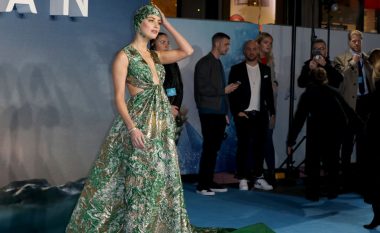 Amber Heard befason me veshjen në premierën e filmit “Aquaman”