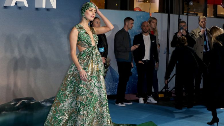 Amber Heard befason me veshjen në premierën e filmit “Aquaman”