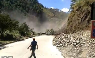 Autobusi u bllokua para kodrës ku rrëshqiste dheu dhe gurët gjigantë (Video)