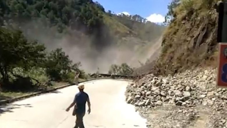 Autobusi u bllokua para kodrës ku rrëshqiste dheu dhe gurët gjigantë (Video)